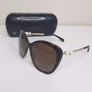 CHANEL sunglasses with pearls